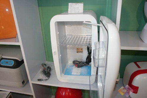 09中山小家電交易會(huì) 超可愛(ài)小冰箱引領(lǐng)個(gè)性化消費(fèi)，化工材料創(chuàng)新成幕后功臣